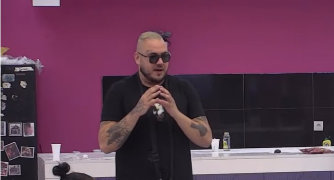 "POVRAĆA MI SE KAD JE VIDIM!" Car žestoko osuo paljbu po zadrugarima: Ti si sve, samo ne dobar! (VIDEO)