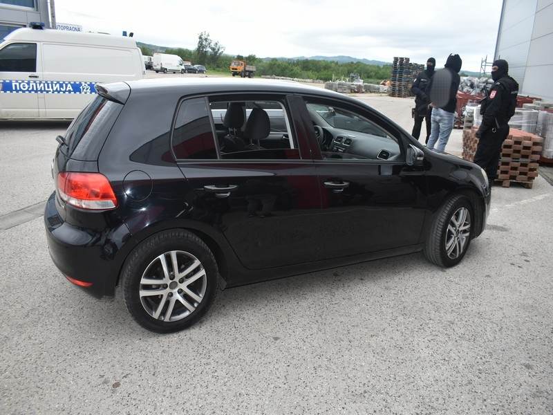 AKCIJA "MOTOCIKL" U MODRIČI Uhapšene dvije osobe: Oduzeta veća količina kokaina, novac i "golf 6" (FOTO)