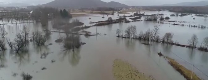 ALARMANTNO STANJE U HRVATSKOJ U Gračacu vatrogasci evakuišu ljude: Zatražena je i pomoć HGSS-a (VIDEO)