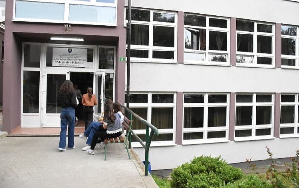 UŠLI U ISTORIJU Cijeli razred gimnazije prošao peticom
