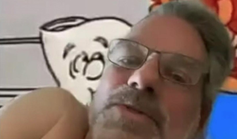 VIŠE OD MILION LJUDI SE SMIJE GOLOM POLITIČARU Glasao iz kreveta, a pogledajte mu tek pozadinu (VIDEO)