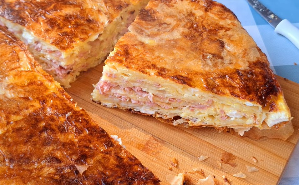 SAVRŠENA ZA SVAKI OBROK Hrskava pita sa sirom i šunkom (VIDEO)