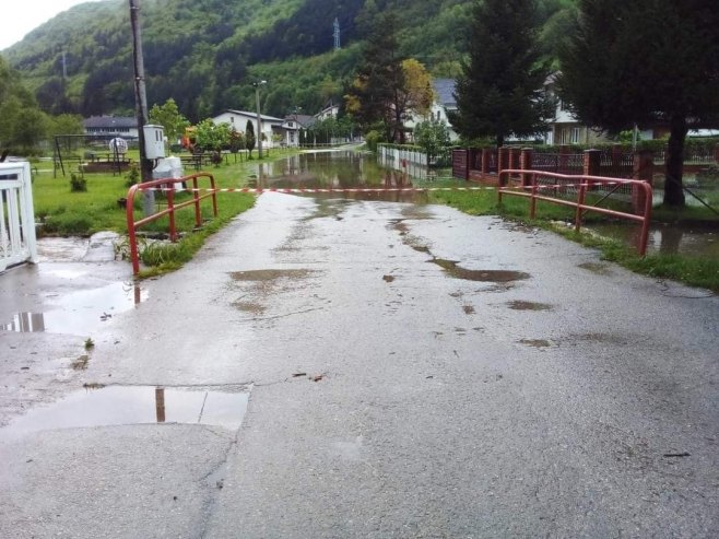 Izlila se Pliva i njene pritoke, obustavljen saobraćaj u dijelu Јezera (FOTO)