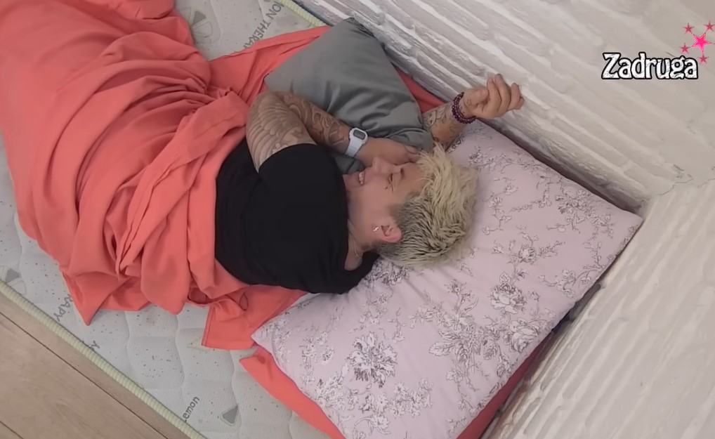 ULETJELI U IZOLACIJU! Zadrugari probudili Matoru da pitaju je li bila intimna sa Anitom (VIDEO)
