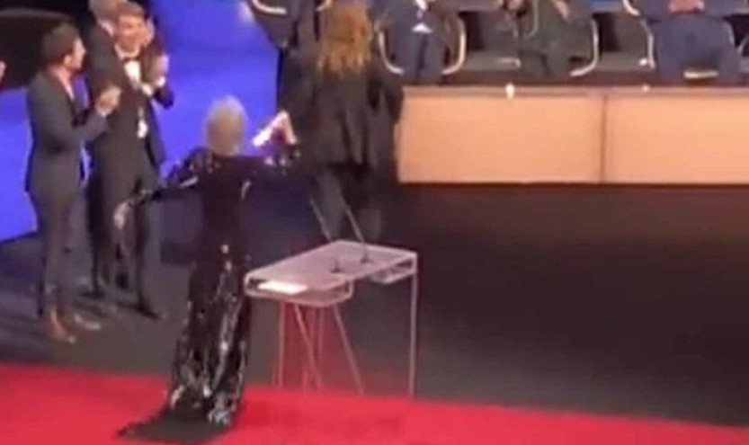 INCIDENT NA FESTIVALU U KANU Poznata glumica nagradom gađala rediteljku, kamere sve zabilježile (VIDEO)