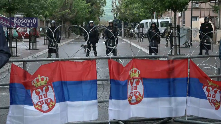 SUTRA NASTAVAK PROTESTA Grupa Srba i noćas ostaje ispred zgrada opština