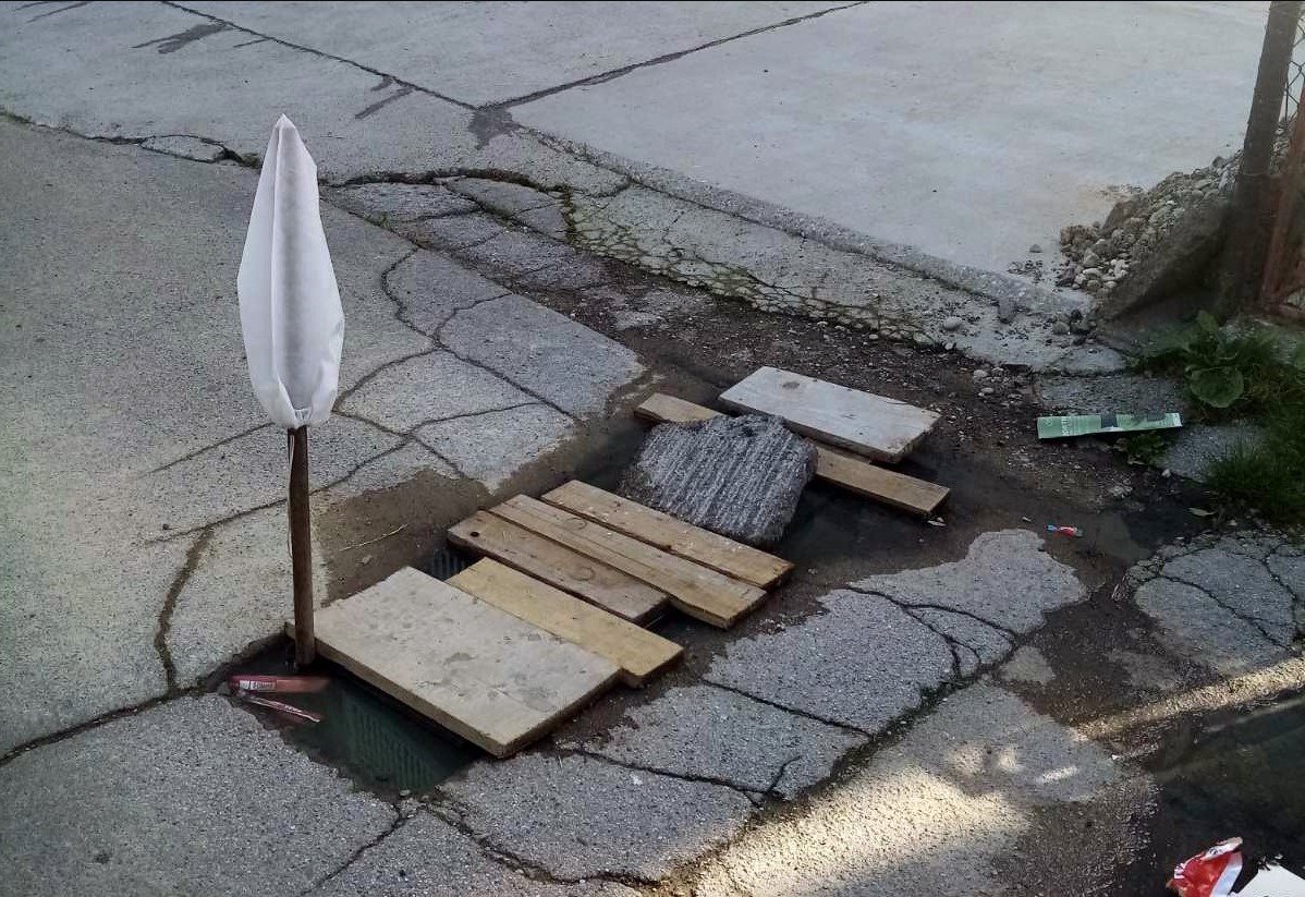 IZLILA SE KANALIZACIJA NA PETRIĆEVCU Mještani se plaše zaraze, pozivaju nadležne da reaguju (FOTO)