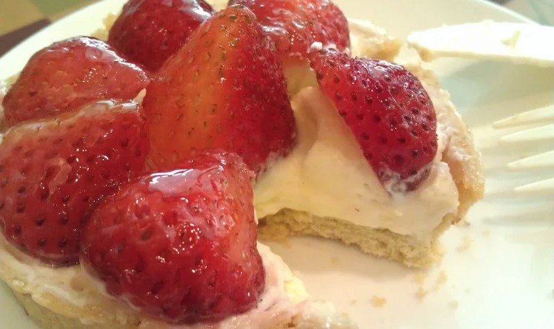 SPREMA SE BRZO I BEZ PEČENJA Ovaj kolač je idealan spoj jagoda i vanile