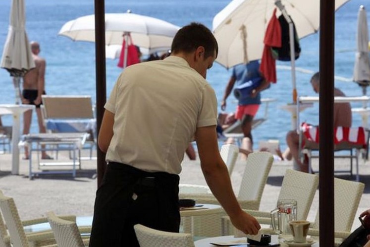 OGLASA NA PRETEK Konobari iz Srpske se pakuju da mjesece provedu kao sezonci, ovo su iznosi koje su dogovorili