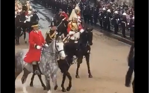 INCIDENT NA KRUNISANJU KRALJA ČARLSA! Uletio u publiku okupljenu na ulicama Londona, na sreću nema povrijeđenih (VIDEO)