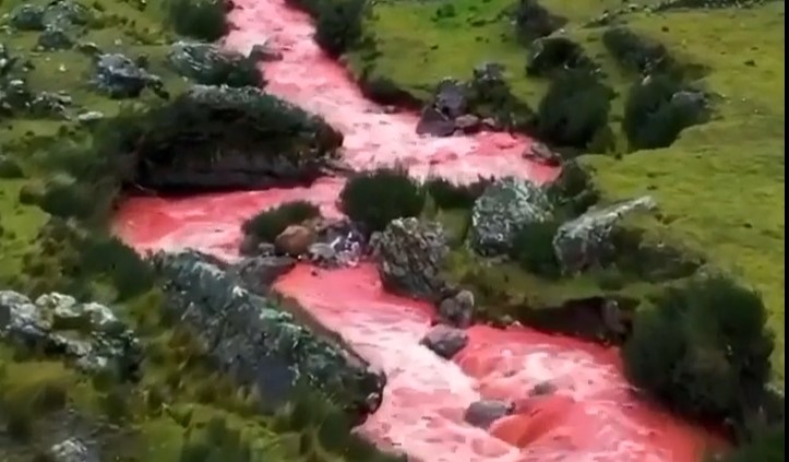 „KRVAVA“ RIJEKA IZGLEDA JEZIVO! Mještani kažu da se svake godine dešava ista stvar (VIDEO)