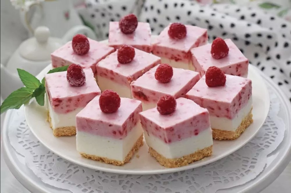 KREMASTE KOCKE SA MALINAMA I SIROM Savršeni dezert za one koji nisu ljubitelji pretjerano slatkog