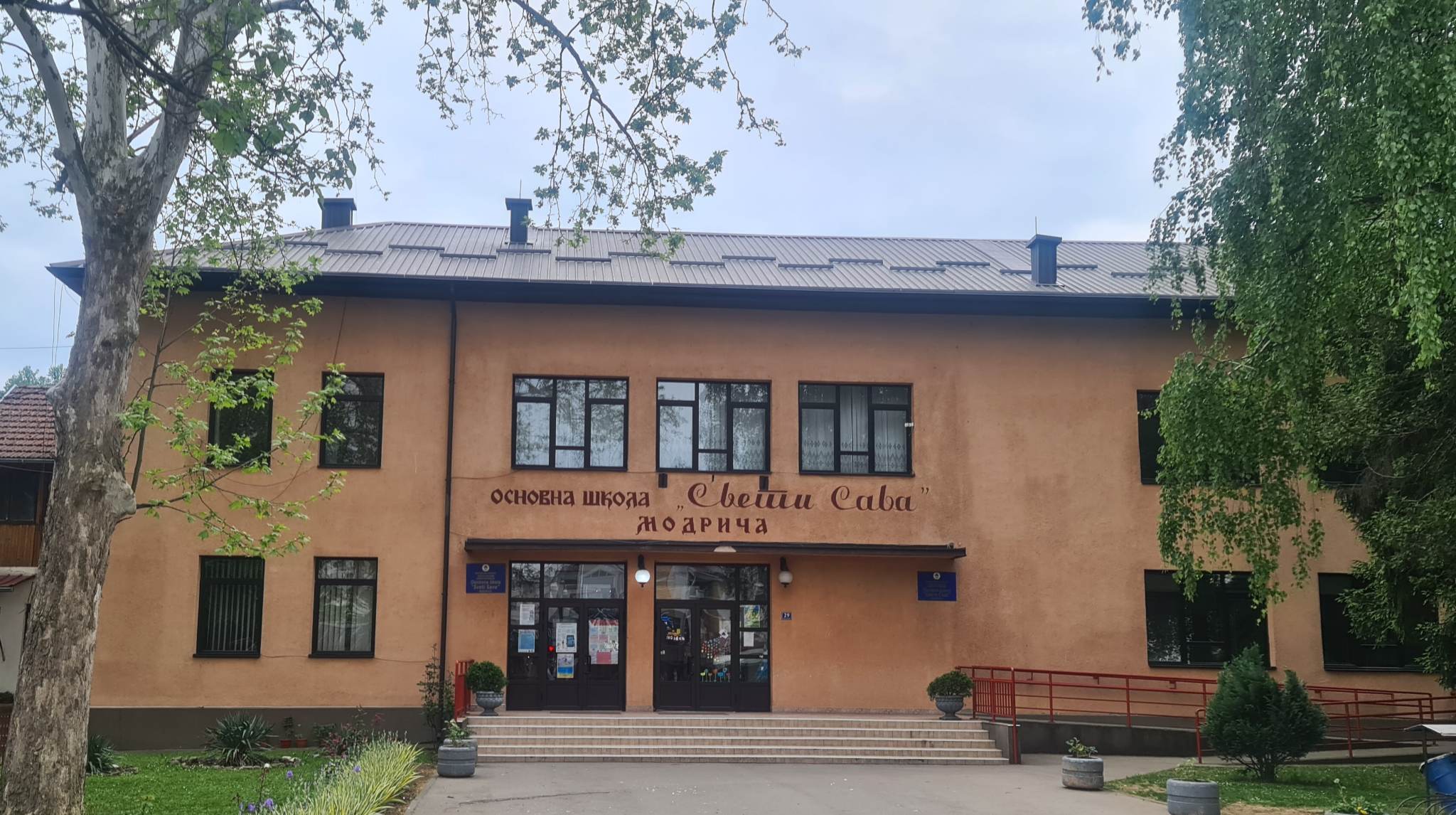 PANIKA U OŠ "SVETI SAVA" U MODRIČI Đaci se uplašili da ih učenica želi ubiti: "Pohvalila" se da je u Vajber grupi koja traži slobodu za Kostu sa Vračara i da se dopisuje sa jednim muškarcem (FOTO)