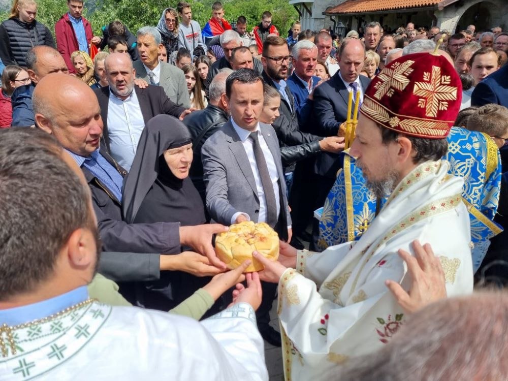 RODNO MJESTO SVETOG VASILIJA OSTROŠKOG Hiljade ljudi na liturgiji u Mrkonjićima, vjernici se poklonili moštima Svete Ane (FOTO)