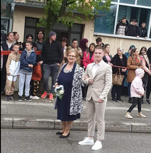 "ONA JE NAJVAŽNIJA KARIKA U MOM ŽIVOTU" Na maturu sa bakom pod ruku: Mladić imao neobičnu pratnju u svečanom defileu (FOTO)