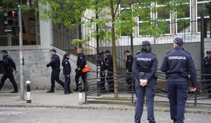 ZA UBIJENE DRUGARE Djeca ostavljaju cvijeće ispred škole u kojoj je izvršen masakr
