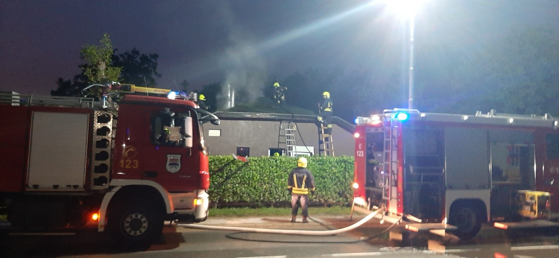 POŽAR U BANJALUCI Gorio krov na kafiću (FOTO)