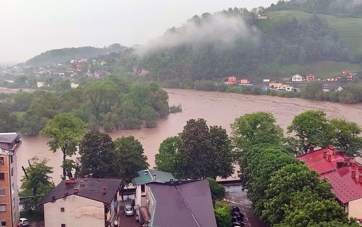 Rastu vodostaji Une i Sane, zaplavljene prve kuće