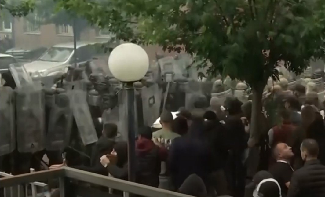 SRBINU SE BORE ZA ŽIVOT Poslije napada KFORA u Zvečanu hitno poslat na operaciju