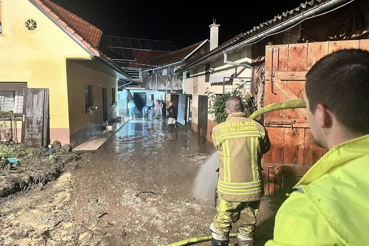Nevrijeme i obilne kiše u Sloveniji pokrenuli klizište (FOTO)