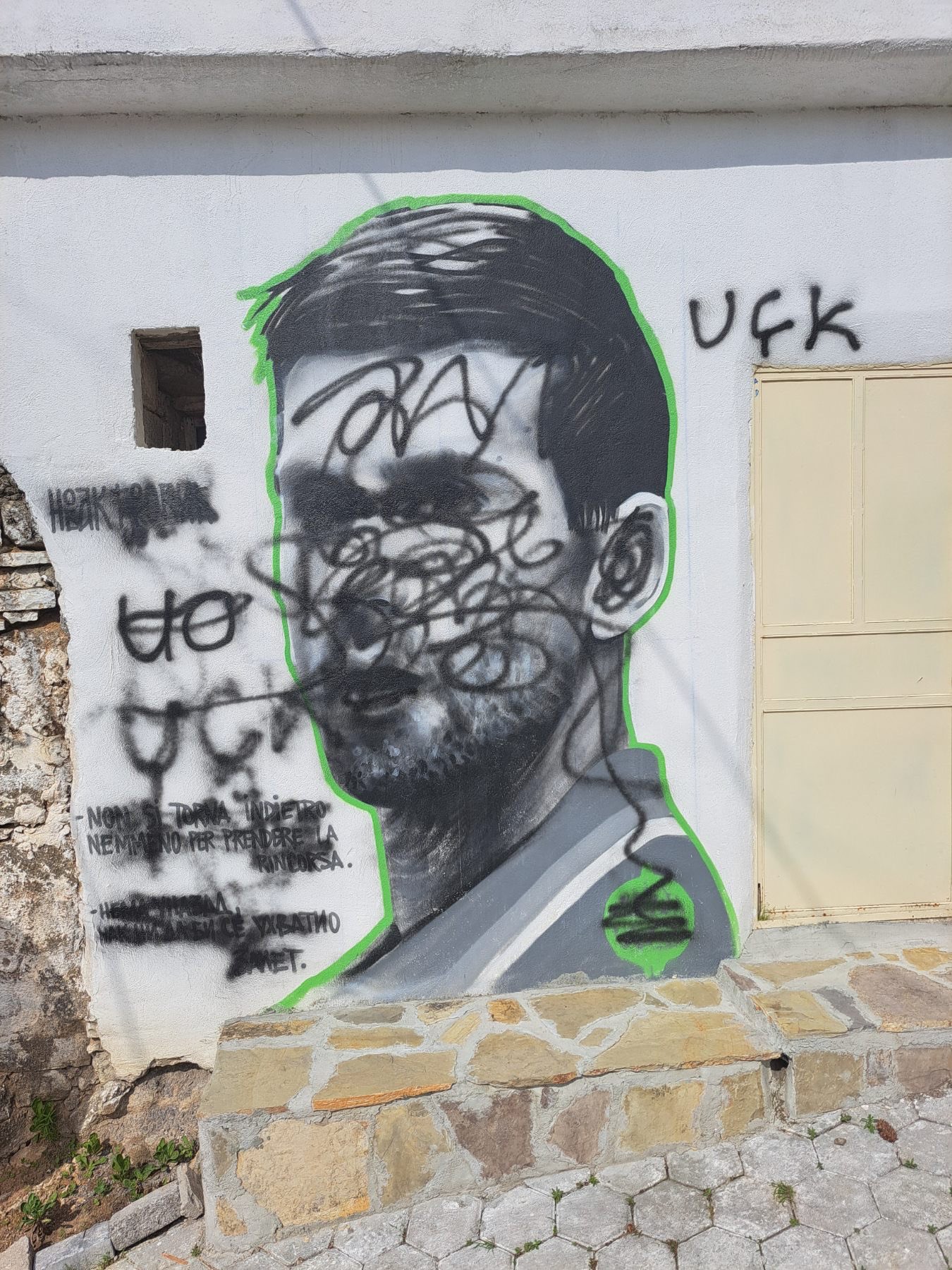 Snimljeni huligani koji su uništili mural sa likom Novaka Đokovića u Orahovcu