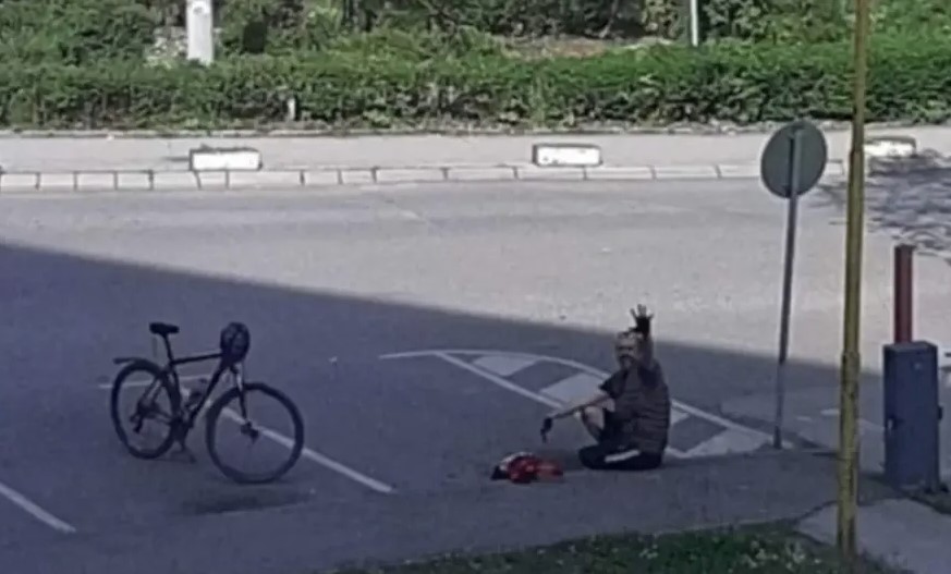 DIRLJIVA SLIKA OCA KOJI SJEDI NA TROTOARU ISPRED BOLNICE Evo zašto dežura pred sinovom bolničkom sobom