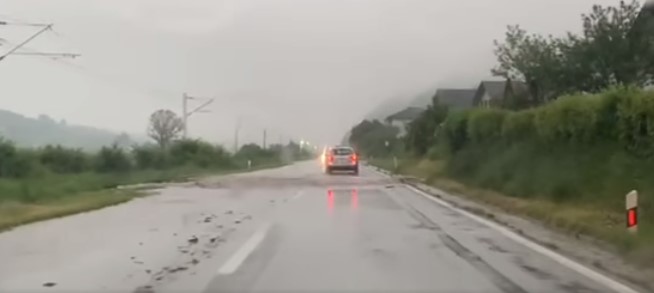 OTEŽAN SAOBRAĆAJ Voda na magistralnom putu Novi Grad - Prijedor (VIDEO)