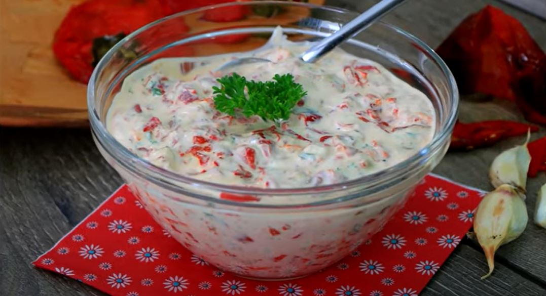 SALATA KOJA NE MOŽE DA OMANE Paprike u pavlaci su idealne za svako predjelo
