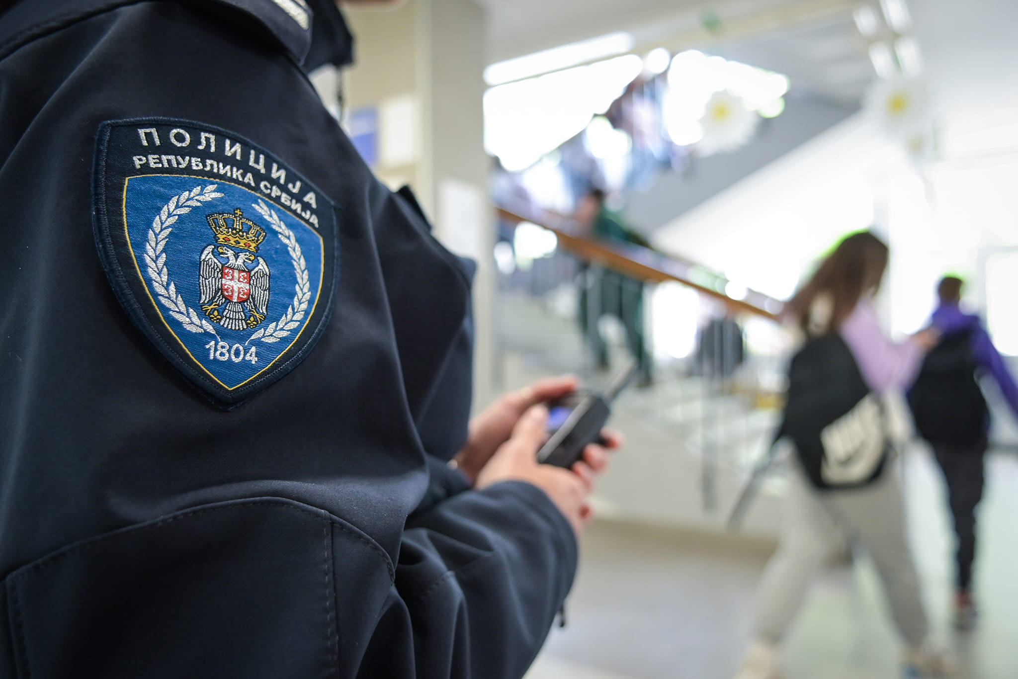 NASTAVNICA IMA VIŠESTRUKE POVREDE Oglasio se MUP povodom jezivog nasilja u osnovnoj školi, majka zadržana u policiji