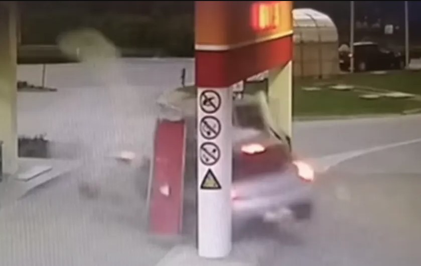 Pežoom proletio kroz pumpu, izgubio kontrolu nad vozilom (VIDEO)