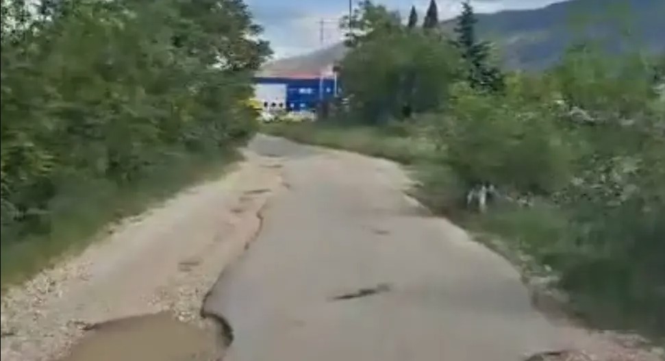 FILMSKA PLJAČKA U MOSTARU Blokirali ih sa dva vozila: Presreli radnike obezbjeđenja i uz prijetnju puškama oteli novac