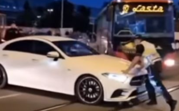 ODBIO ALKOTESTIRANJE Uhapšen poznati beogradski ginekolog: Drogiran "mercedesom" krenuo na policajca (VIDEO)