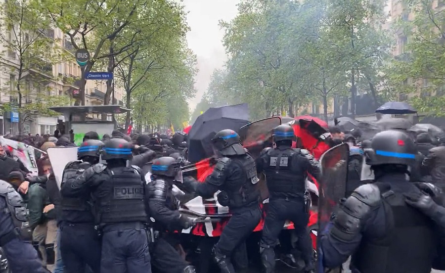 GORI PARIZ! Polomljeni izlozi, barikade, policija tuče sve redom (VIDEO)