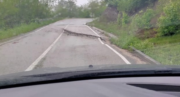 VOZAČI, OPREZ! Provalio se asfalt između Čelinca i Prnjavora