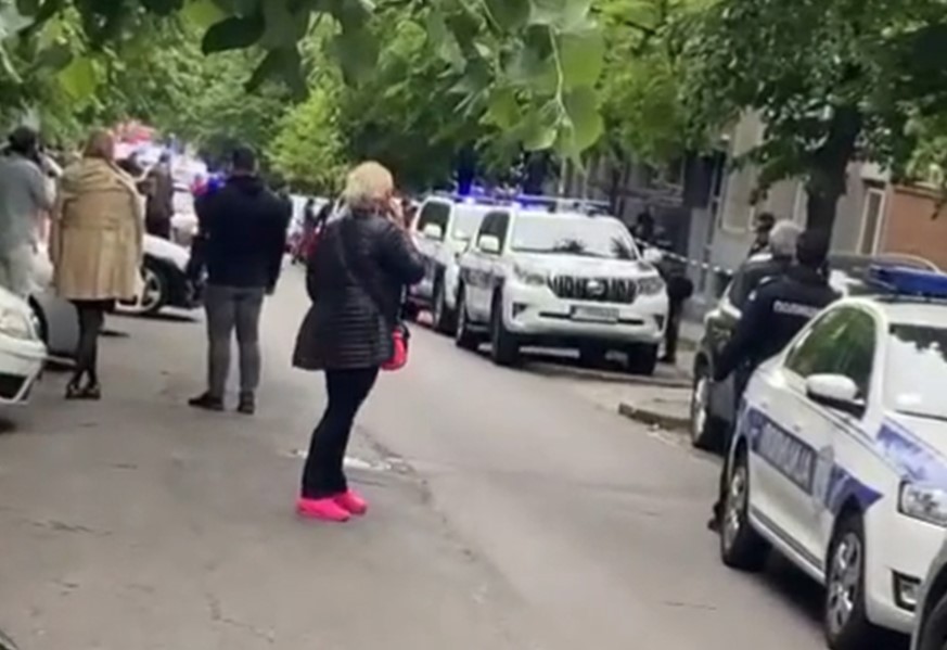 JEZIVA SCENA NA VRAČARU Brojna djeca nepomično leže na podu škole, pristižu pogrebna vozila
