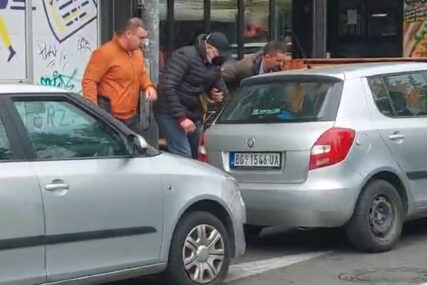 OVO JE OTAC DJEČAKA KOJI JE PUCAO NA VRAČARU Sa maskom i kačketom izveden iz zgrade (FOTO)