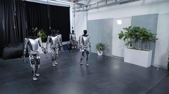 IMA VELIKU BUDUĆNOST Humanoidni robot Optimus može hodati i raditi jednostavne zadatke (VIDEO)