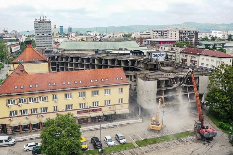 "PODVIG VIJEKA" Počelo rušenje hotela "Palas" u centru Banjaluke (FOTO)