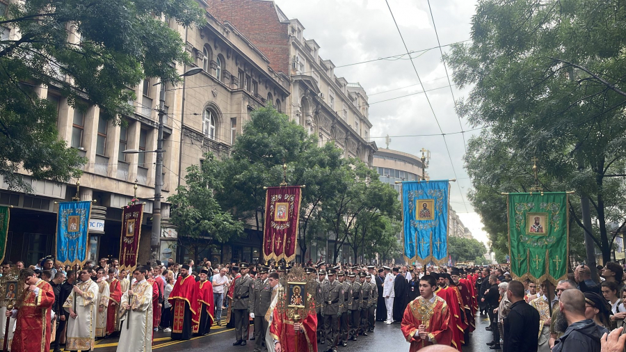 RIJEKA LJUDI PRATILA MOŠTI SV. VLADIKE NIKOLAJA Evo kada se iznose posmrtni ostaci svetaca i zašto