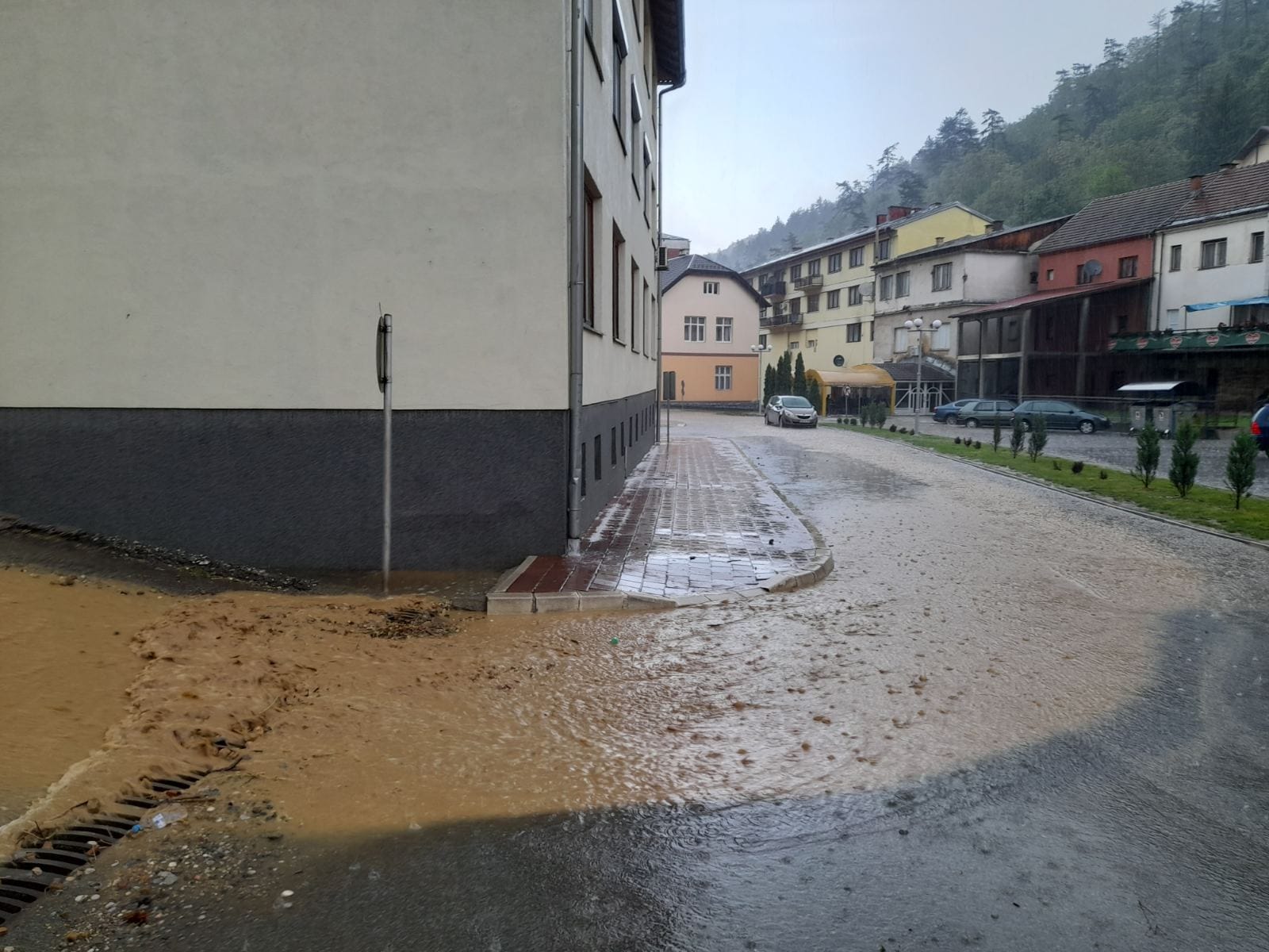 Poplava u Srebrenici, pod vodom podrumi i kafić (FOTO)