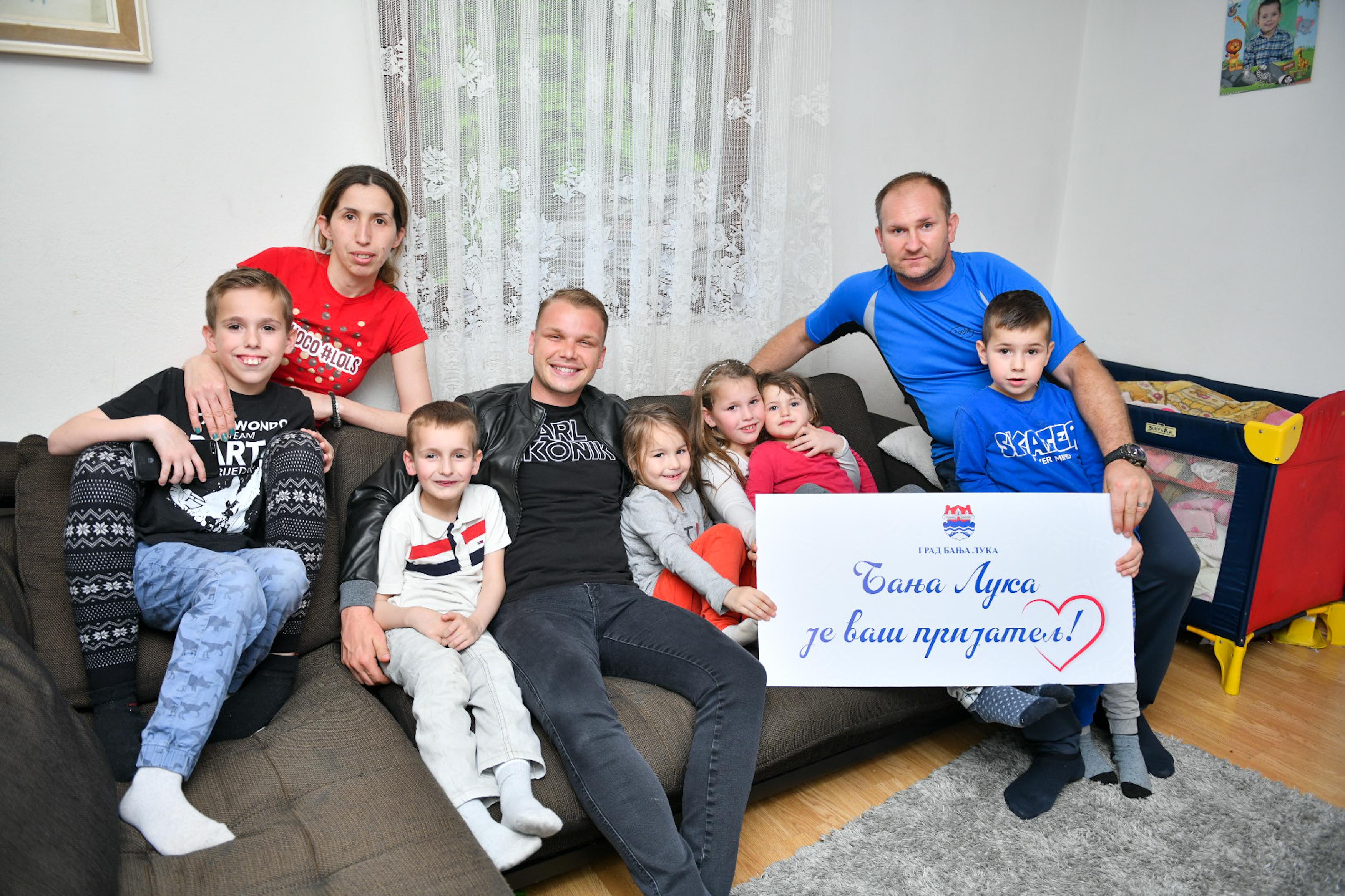 Stanivuković obišao i darovao osmočlanu porodicu iz Banjaluke (FOTO)