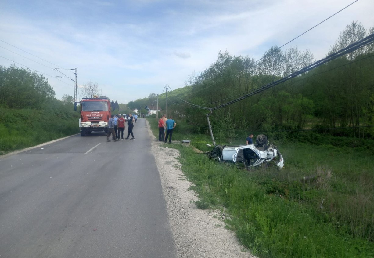(UZNEMIRAVAJUĆE FOTOGRAFIJE) Jeziv prizor sa mjesta nesreće u Stanarima, jedna osoba teže povrijeđena