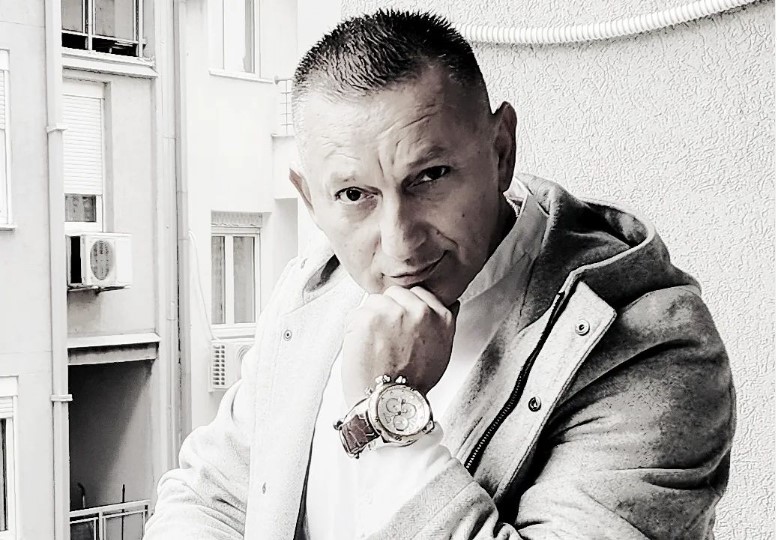 ŠAKO POLUMENTA U PROVODU SA MLAĐOM DJEVOJKOM Uhvaćeni u kafiću, grle se na očigled svih