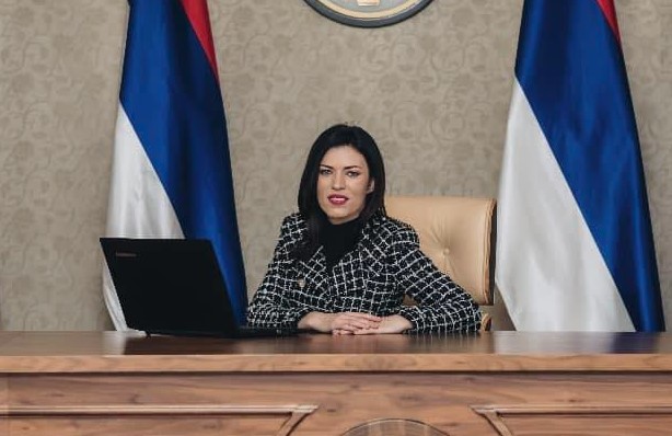 VULIĆEVA OTIŠLA KORAK DALJE “Sad ću naručiti još veće fotografije predsjednika Dodika sa lijepim sanjivim očima"