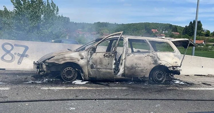 Izgorio automobil u Glamočanima, ogromne gužve u saobraćaju (VIDEO)