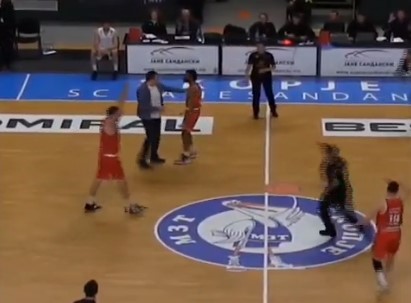 Srpski trener utrčao u teren i "pokosio" protivničkog igrača (VIDEO)