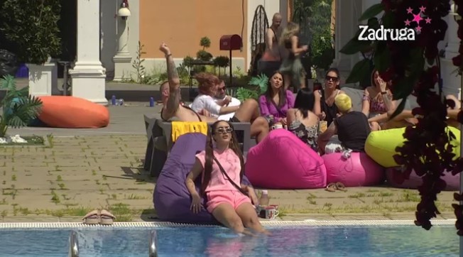 Anđela na korak da se raspadne, progutala knedlu, pa zapjevala za Maju i Zvezdana! (VIDEO)