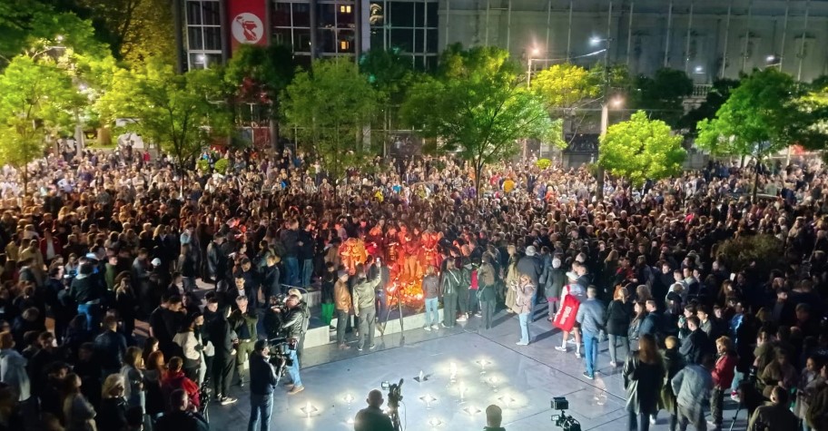 SRBIJA OPLAKUJE UBIJENE U MASAKRU Građani Beograda i Novog Sada odaju počast stradalima (FOTO/VIDEO)