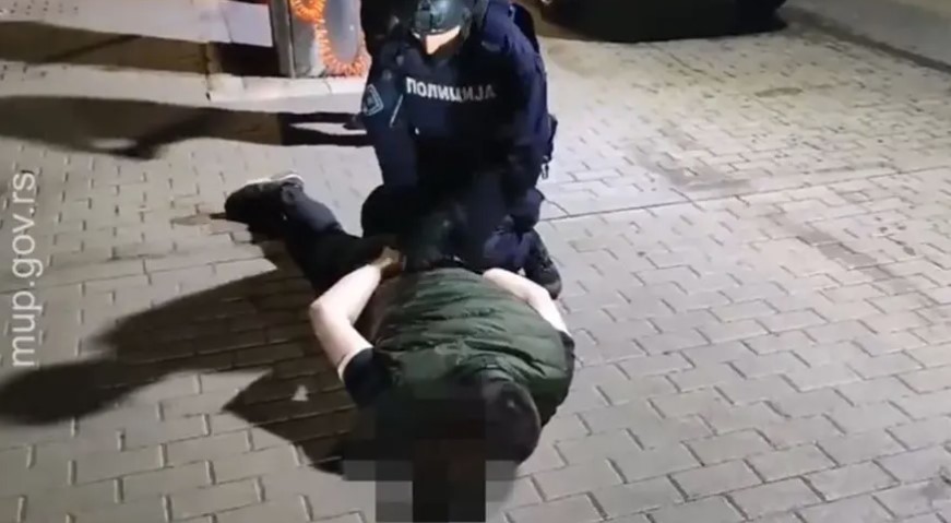 JOŠ JEDAN HOROR U SRBIJI Lopatom tukao djevojku, napao policiju pa prijetio da će "uraditi što i dječak sa Vračara"