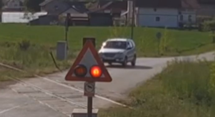 ŽRS OBJAVILE VIDEO IZ KOPRIVNE Bahati vozač polomio branik na pružnim prelazu
